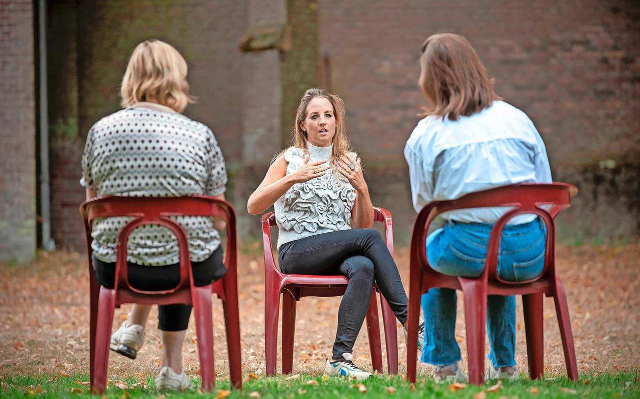 GGZ-psycholoog Evelien van der Meer in gesprek met twee cliënten van het Trauma Centrum Nederland in Vorden.