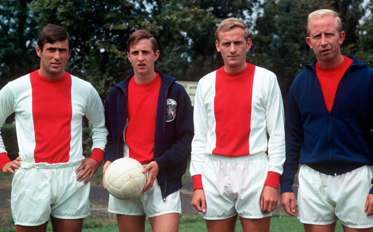 Voorhoedespelers Sjaak Swart, Johan Cruyff, Klaas Nuninga en Henk Groot in 1967.