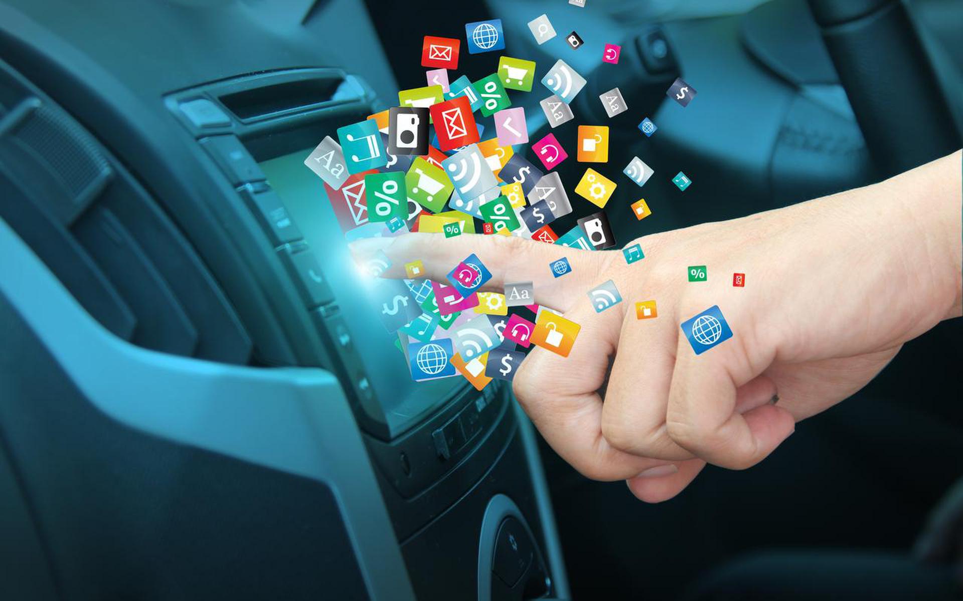 Het massaal gebruik van smartphones en het entertainment in auto's is slecht voor de concentratie van de bestuurders. Foto Shutterstock