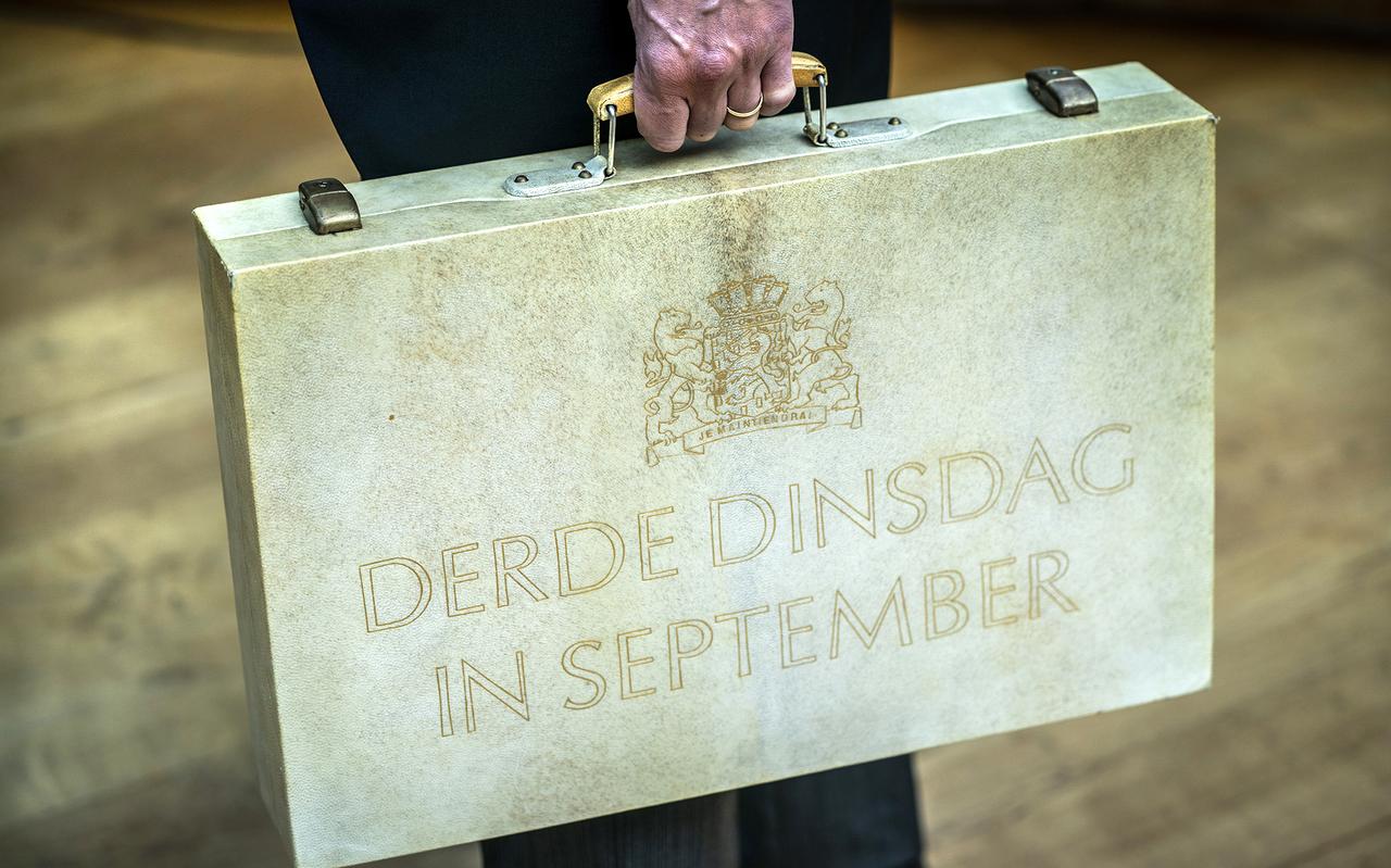 Demissionair minister Wopke Hoekstra met het koffertje met daarin de Miljoenennota. Demissionair minister Wopke Hoekstra met het koffertje met daarin de Miljoenennota.