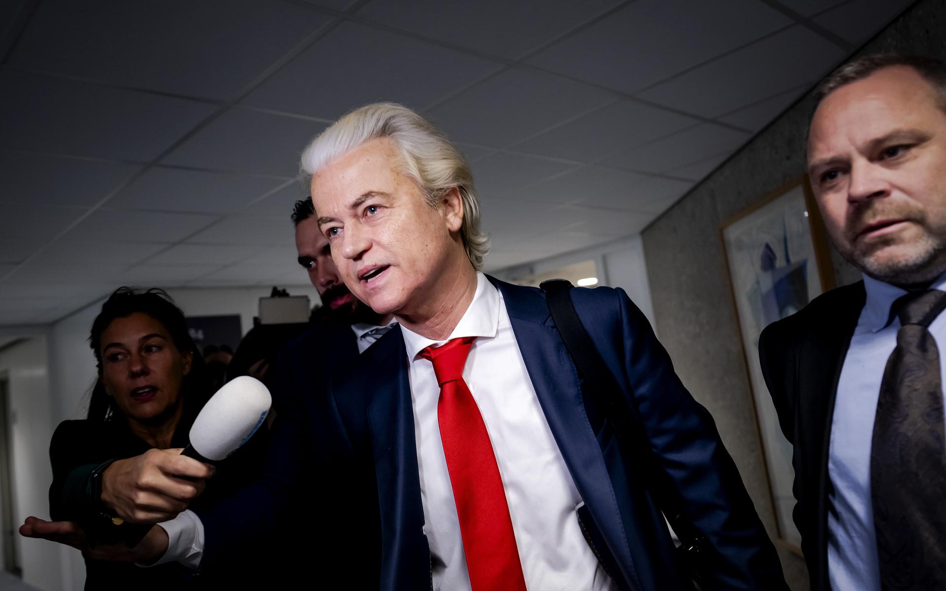 Geert Wilders (PVV) komt aan bij het wekelijkse coalitieoverleg in de Tweede Kamer waar de partijen praten over de uitspraken van Wilders over migratie. 