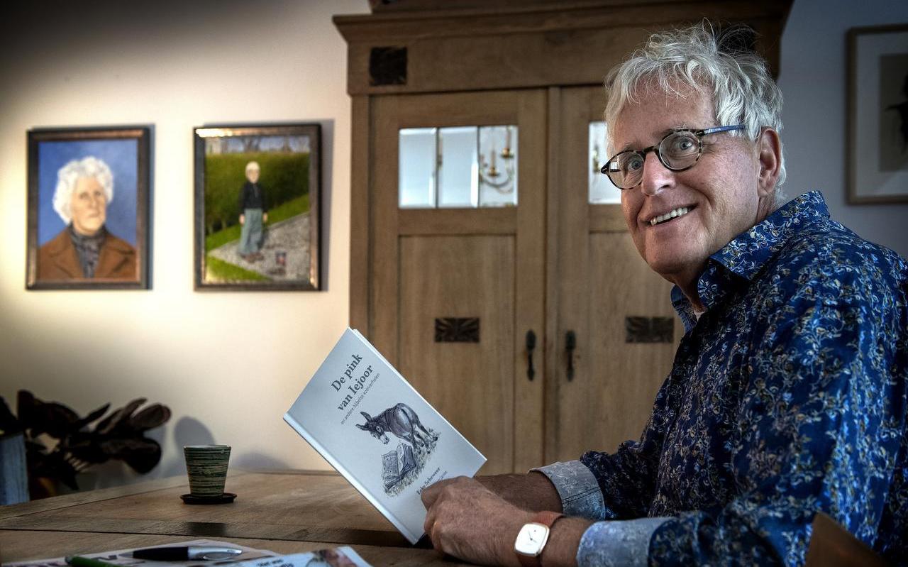 Eeke Scheweer met zijn boek en op de achtergrond overgeschilderde foto’s van zijn moeder en van hemzelf als vijfjarige in Wons. Eeke Scheweer met zijn boek en op de achtergrond overgeschilderde foto’s van zijn moeder en van hemzelf als vijfjarige in Wons.