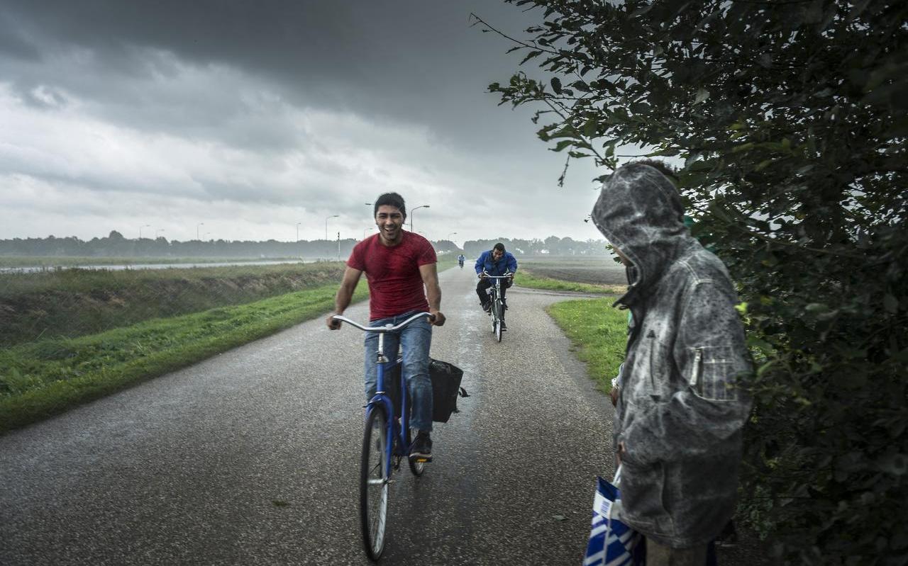 Asielzoekers lopen en fietsen over de Ter Apelervenen vlak bij het azc. Asielzoekers lopen en fietsen over de Ter Apelervenen vlak bij het azc.