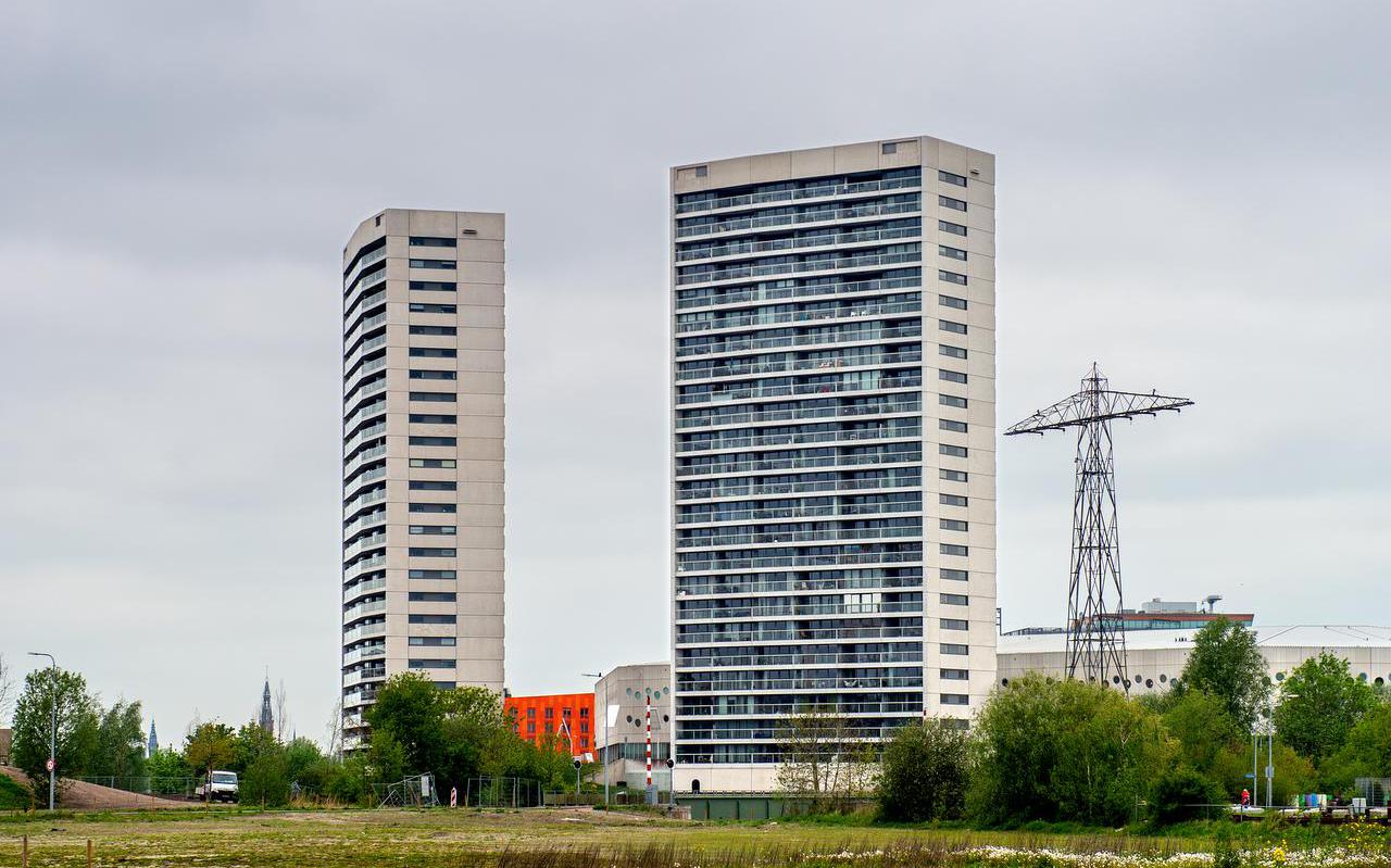 De appartementencomplexen Brander en Stoker naast het Euroborg stadion.