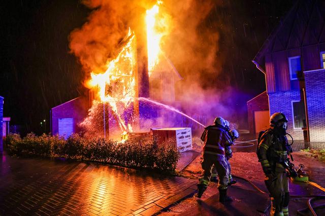 Blikseminslag in nieuwe woning Leek. Buurman: ‘We probeerden de brand met onze tuinslangen te blusse
