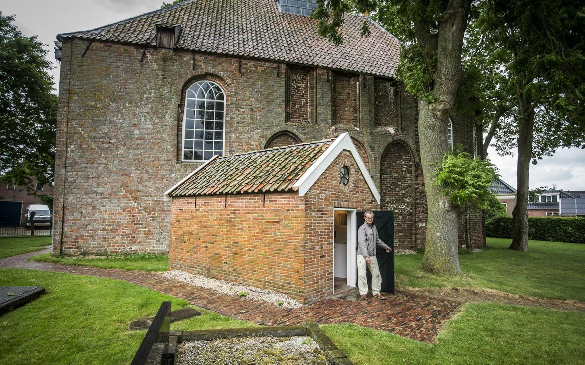 Pluc Plaatsman toont het baarhuisje bij de Kloosterkerk. foto Siese Veenstra