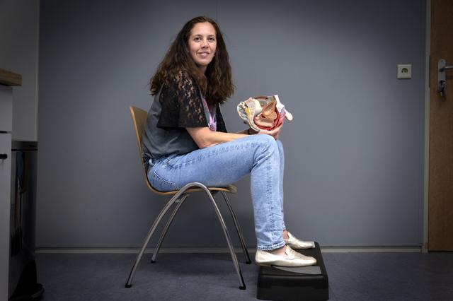 Fysiotherapeut Rianne uit Bedum ziet gevolgen van verkeerd op wc zitten. Ze legt uit hoe het wél moe