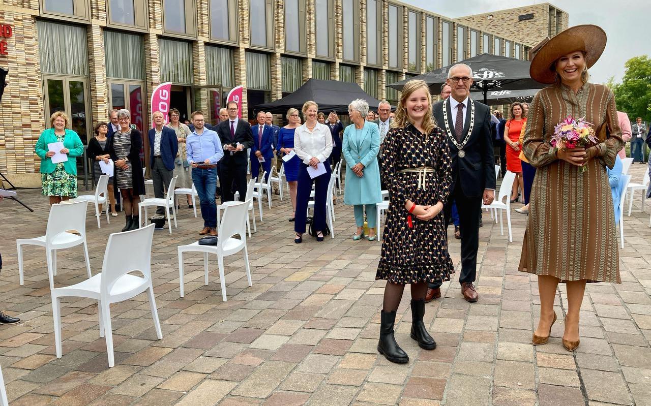 Koningin Máxima in Hoogezand met naast haar kinderburgemeester Lieke Kruijer en achter haar burgemeester Adriaan Hoogendoorn. Koningin Máxima in Hoogezand met naast haar kinderburgemeester Lieke Kruijer en achter haar burgemeester Adriaan Hoogendoorn.