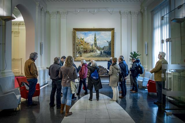 Het beroemde schilderij van de paardenkeuring op 28 augustus van Otto Eerelman in de hal van het Groningse stadhuis.