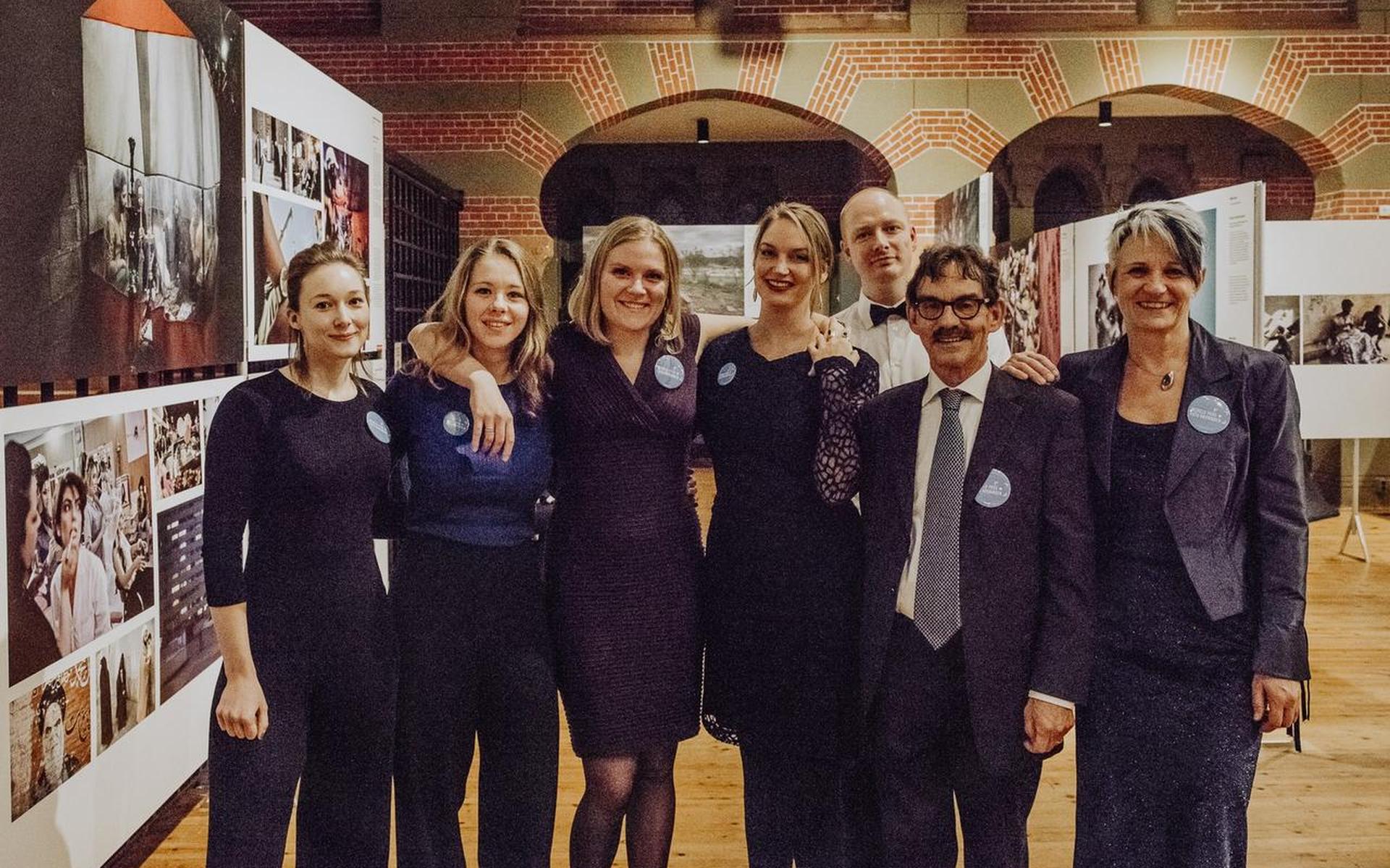Het team van NonFiction Photo met in het midden Andrea Hooymans.