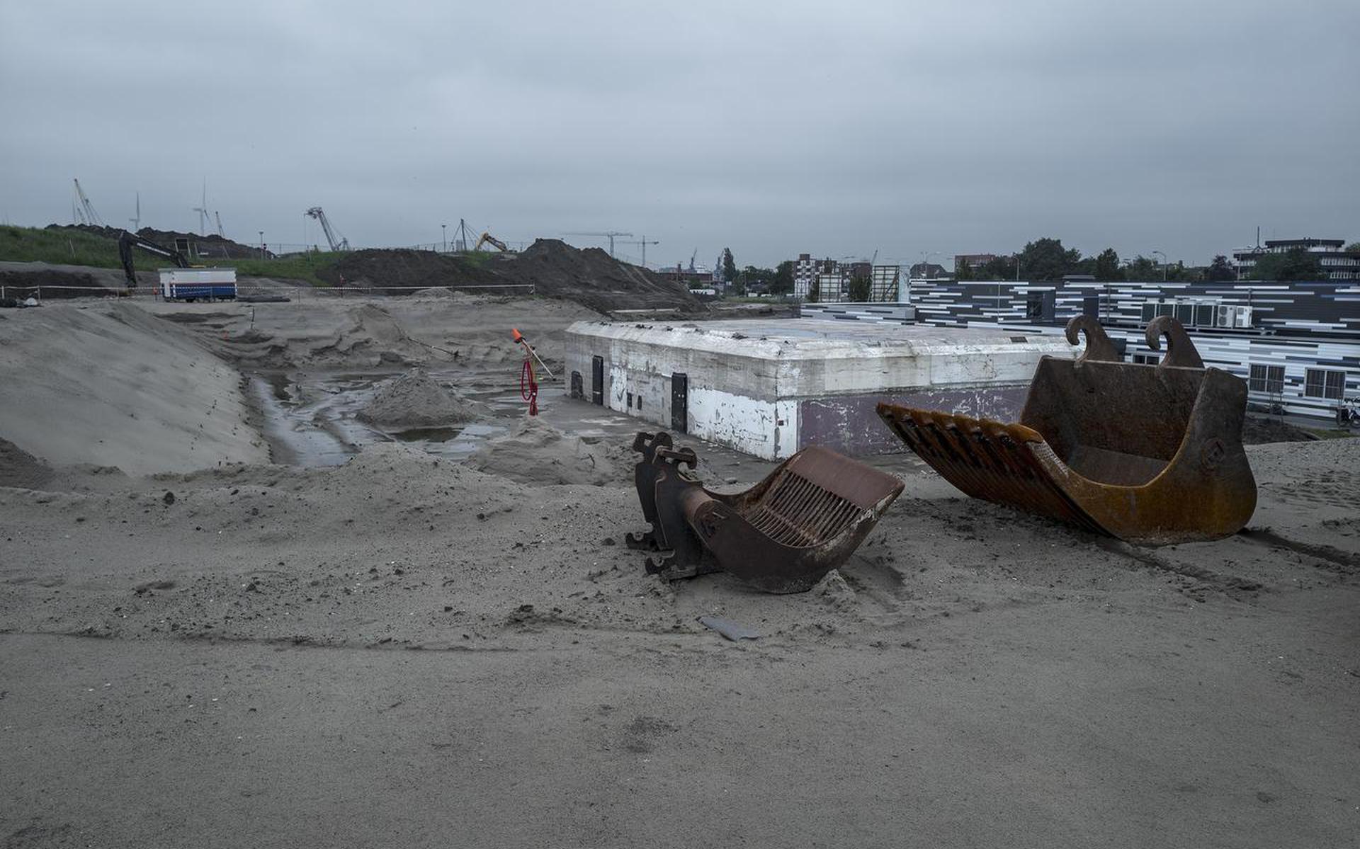 Alle opgebrachte dijkzand rond het nieuwe MuzeeAquarium is in april weggegraven na betonscheuren. En het keert ook niet terug: de bunker in het hart van het museum wordt toch niet ingebed in de nieuwe zeedijk. Foto Jan Zeeman
