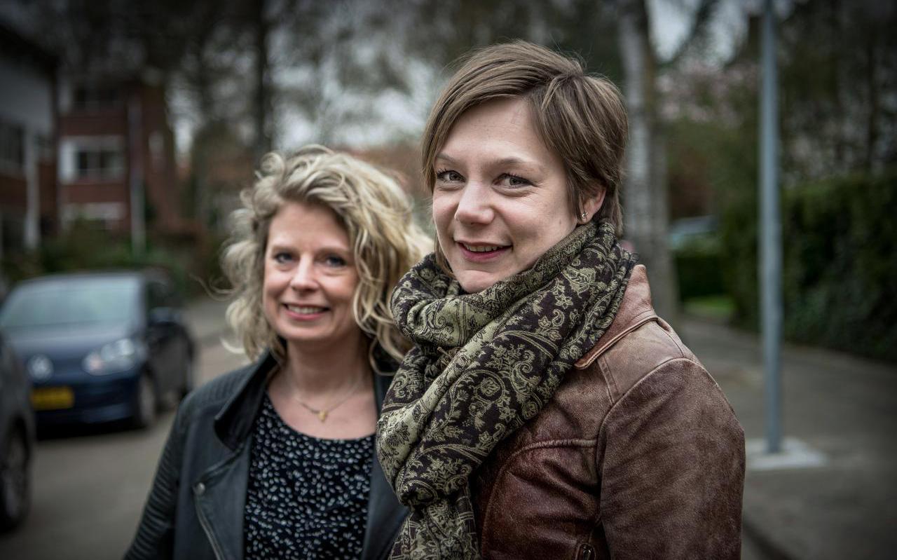 Onderzoekers Jodi Sturge (links) en Louise Meijering van de Rijksuniversiteit Groningen doen onderzoek naar vergeetachtigheid bij ouderen. Foto: Corné Sparidaens