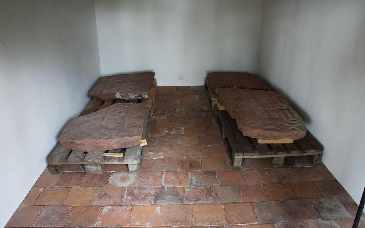 Thesinge heeft sarcofaagdeksels terug - Dagblad van het Noorden
