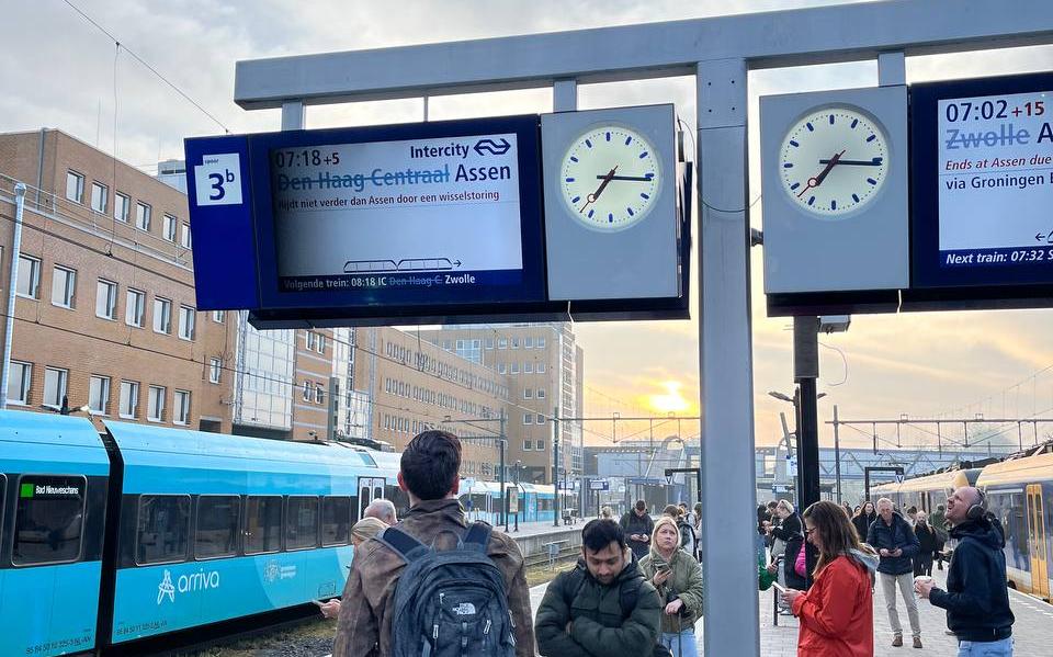 Het treinverkeer tussen Groningen en Assen ligt stil door een wisselstoring.