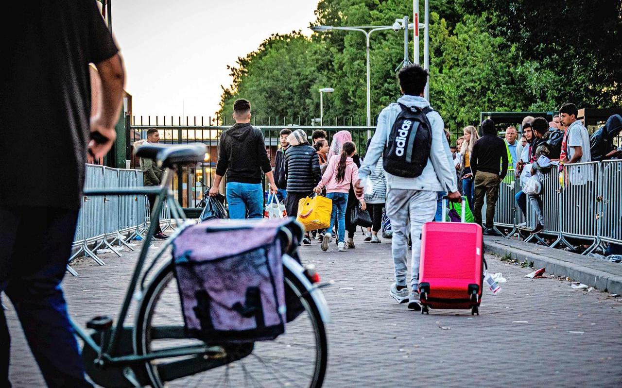 Drukte voor de poort van het aanmeldcentrum in Ter Apel. Drukte voor de poort van het aanmeldcentrum in Ter Apel.
