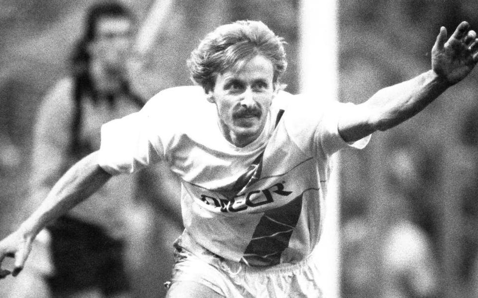 Uitzinnig rent Jurrie Koolhof naar de zijlijn na zijn treffer voor FC Groningen tegen FC Den Haag in 1987. Foto: ArchiefDvhN\Han de Graaf
