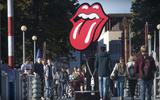 Een pilaar op de brug voor het Groninger Museum is voorzien van het logo van de Stones. Het blok eronder is verpakt in rits, geheel in geest met Unzipped The Rolling Stones.