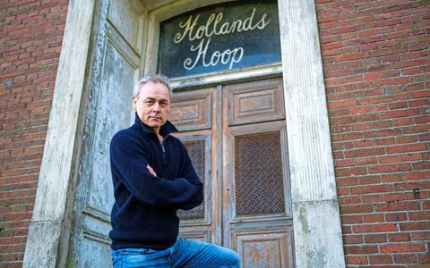 Marcel Hensema voor de boerderij waar niet alleen de serie Hollands Hoop werd opgenomen, maar waar nu ook de voorstelling wordt gespeeld.