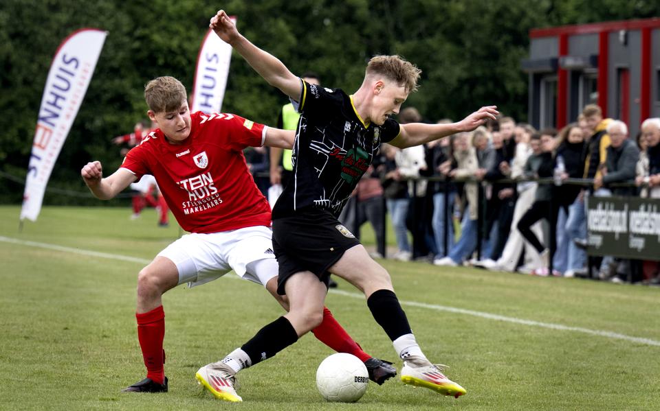 Albert Drijfhout van Niekerk in gevecht om de bal met Marco Stokroos.