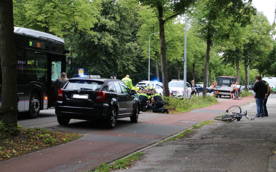 Fietser ernstig gewond na botsing met lijnbus: Verlengde Hereweg in Groningen afgesloten. Fietser ernstig gewond na botsing met lijnbus: Verlengde Hereweg in Groningen afgesloten.