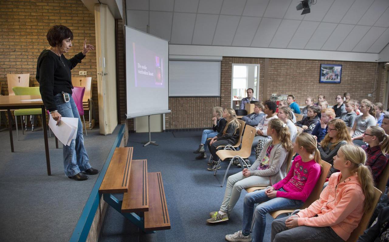 Yehudith Heymans geeft een lezing over haar oorlogsjaren voor de kinderen van de Lindenborgschool in Musselkanaal. FOTO JASPAR MOULIJN