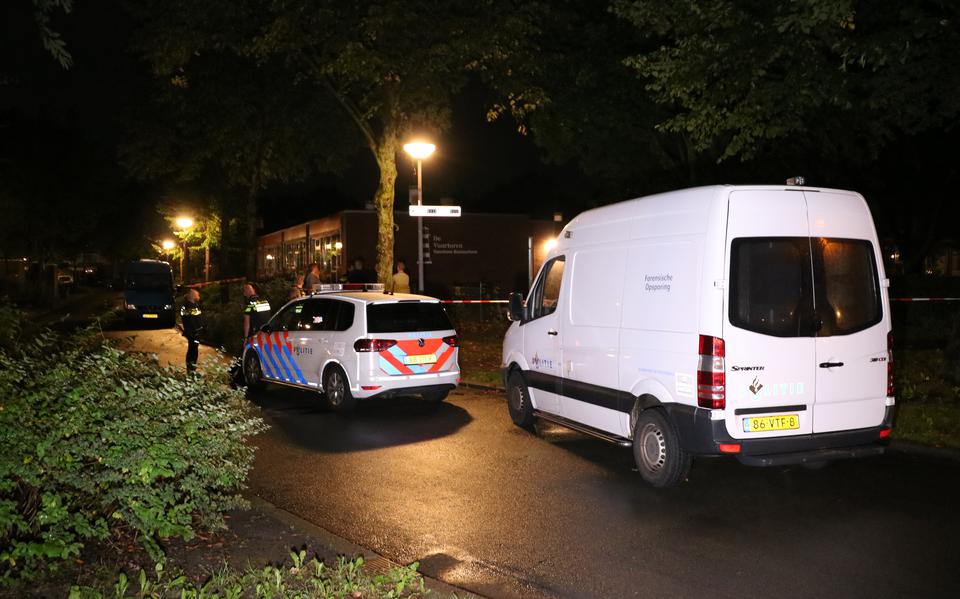 Gewonde man aangetroffen op schoolplein in Groningen, slachtoffer later overleden.