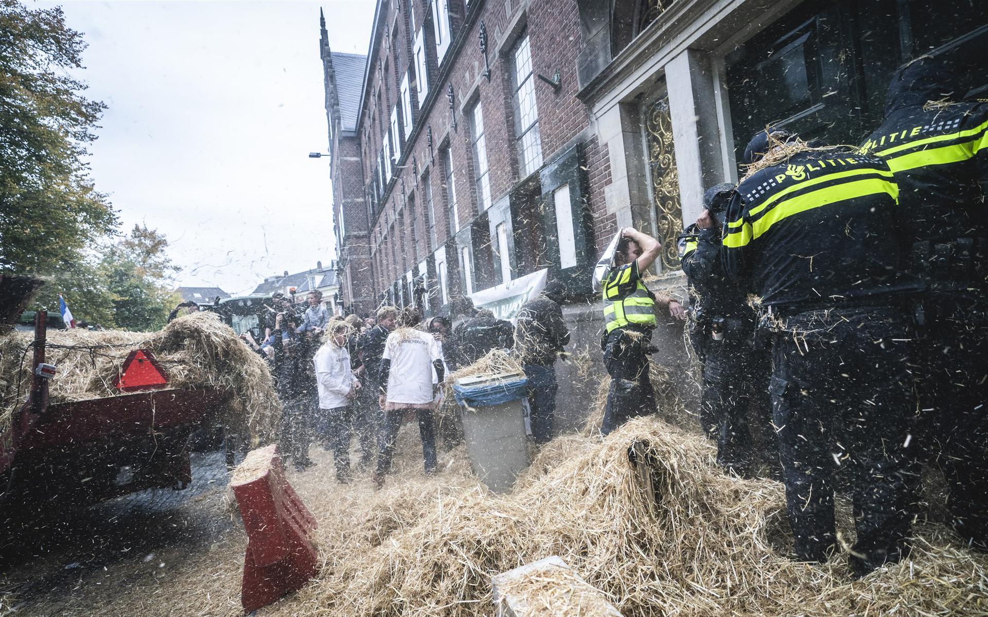 Boeren gooiden bij protestacties met hooi bij het provinciehuis in Groningen. Foto: Archief ANP/SIese Veenstra