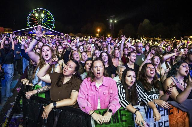 Publiek bij een optreden van The Script op het Hullaballoofestival op de drafbaan in 2025.