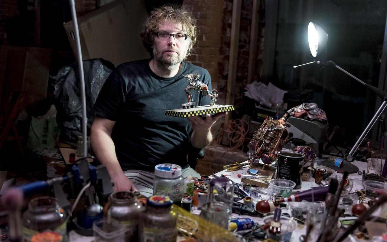 Harry Arling in zijn atelier, met in zijn hand zijn eerste Kosmotronik. 