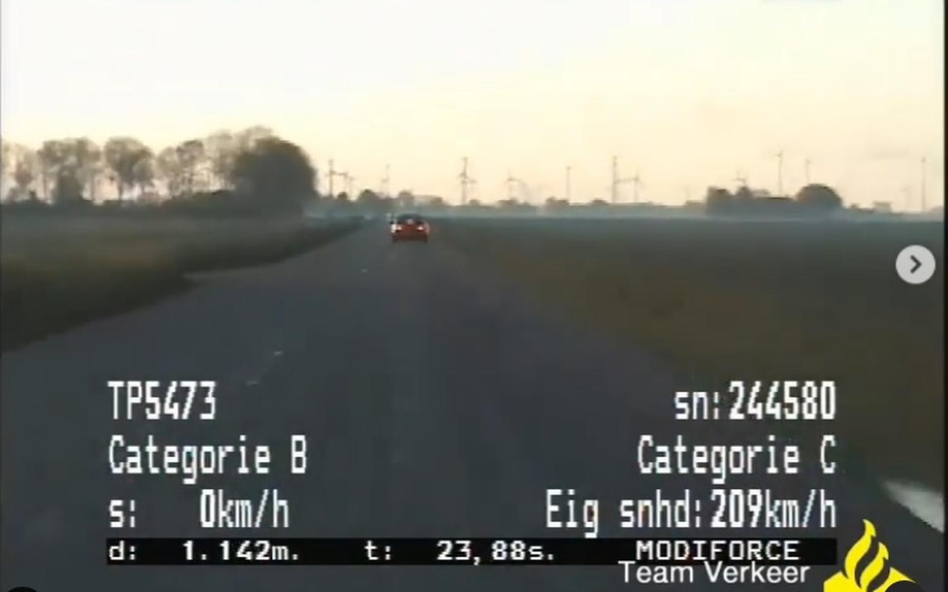 Beelden 209 kilometer per uur (waar je 60 mag) deze kabaalmakende beginnend bestuurder uit
