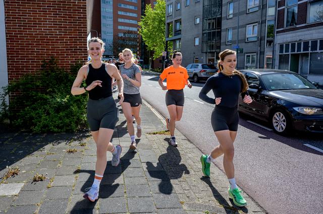 Lisanne (34) en Frederique (29) uit Groningen stoppen met Run Coffee Club. ‘Het half doen past niet 