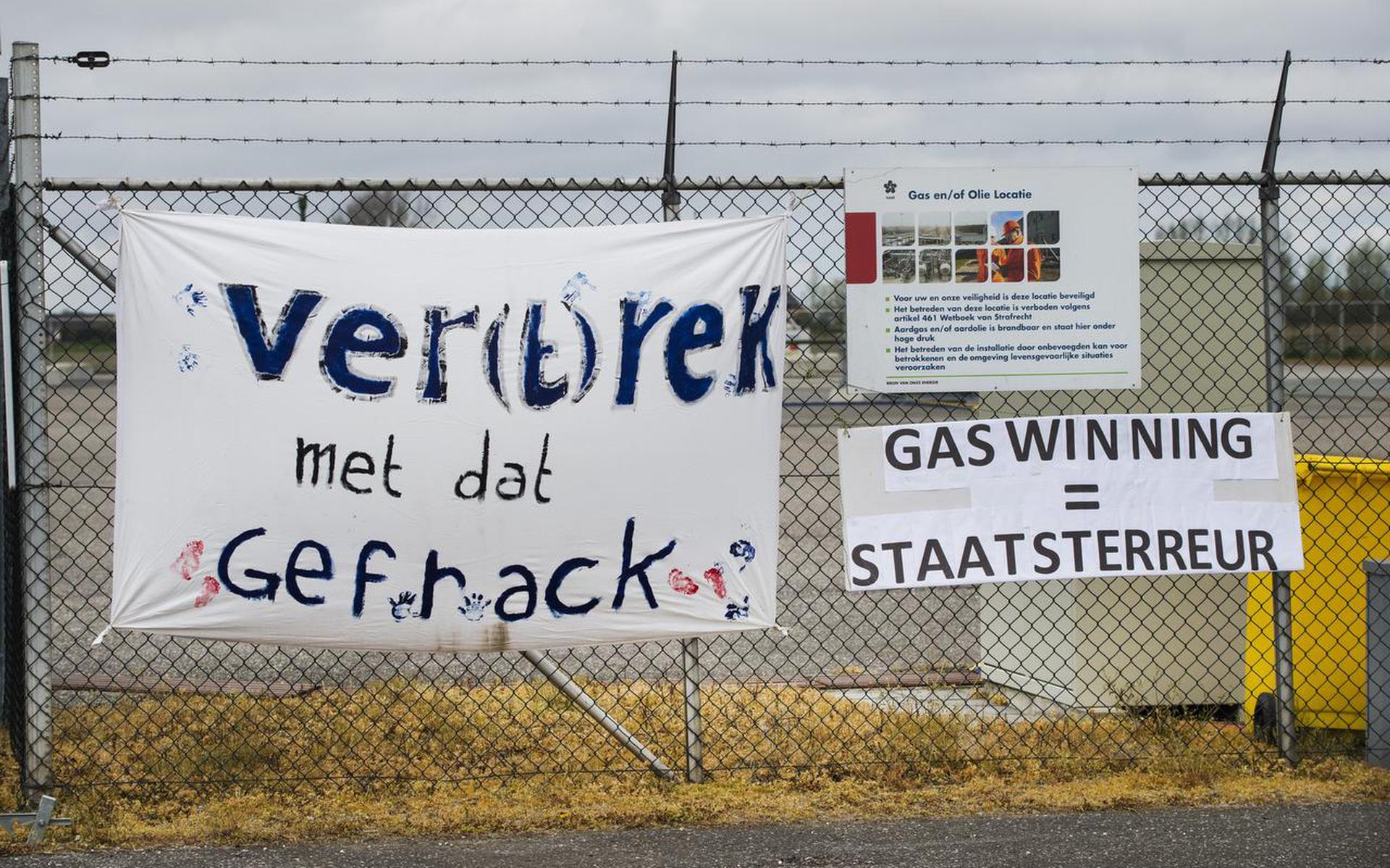 Protestactie tegen het voornemen van fracking bij gaswinning, door de NAM, onder Pieterzijl. Foto Marcel van Kammen
