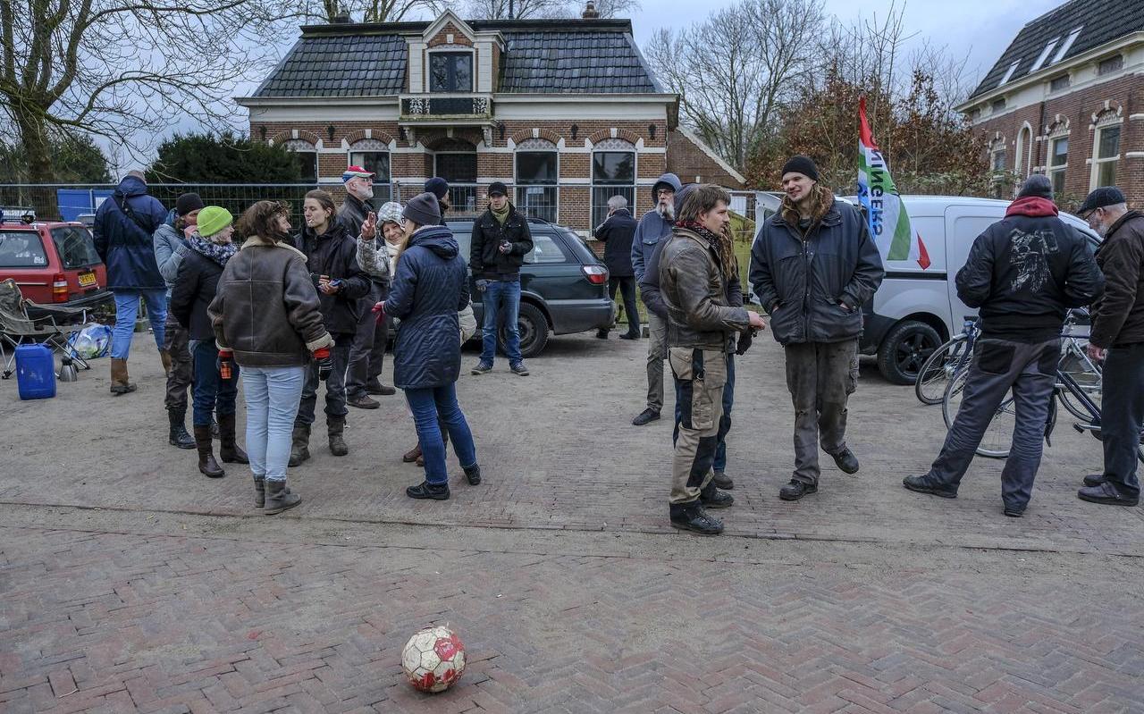 Tientallen actievoerders verzamelen zich bij het met sloop bedreigde pand aan de Hoofdstraat 51 in ’t Zandt. Foto Jan Zeeman Tientallen actievoerders verzamelen zich bij het met sloop bedreigde pand aan de Hoofdstraat 51 in ’t Zandt. Foto Jan Zeeman