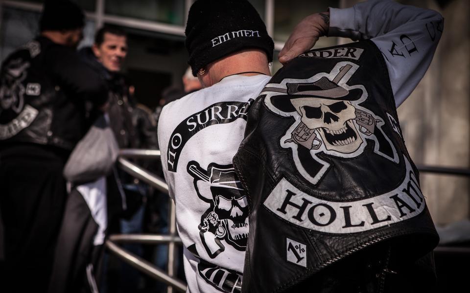 Een aantal leden van No Surrender bij de rechtbank. Foto: Matthijs Sorgdrager