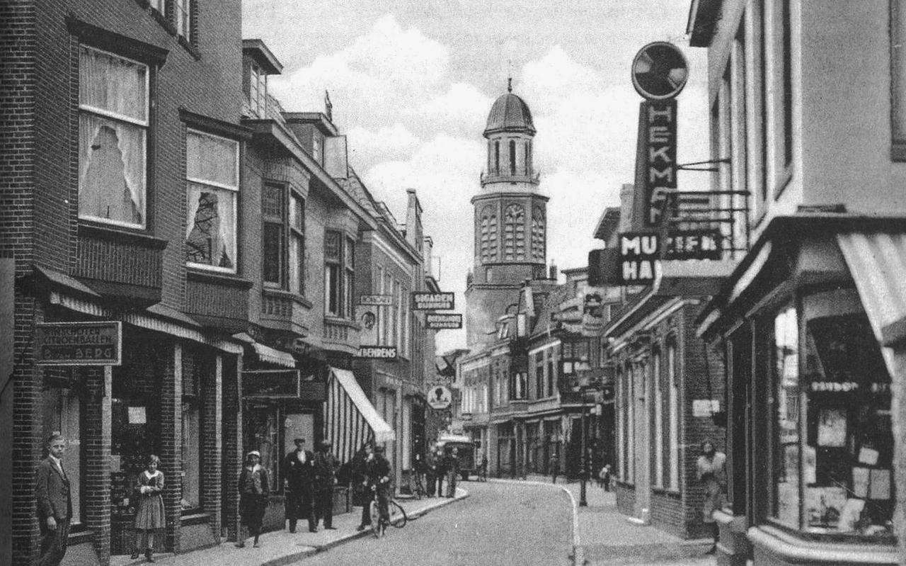 De Torenstraat in Winschoten, in de jaren voor de oorlog. Links de winkel van Van Berg. Foto Archief Stichting Oud-Winschoten De Torenstraat in Winschoten, in de jaren voor de oorlog. Links de winkel van Van Berg. Foto Archief Stichting Oud-Winschoten