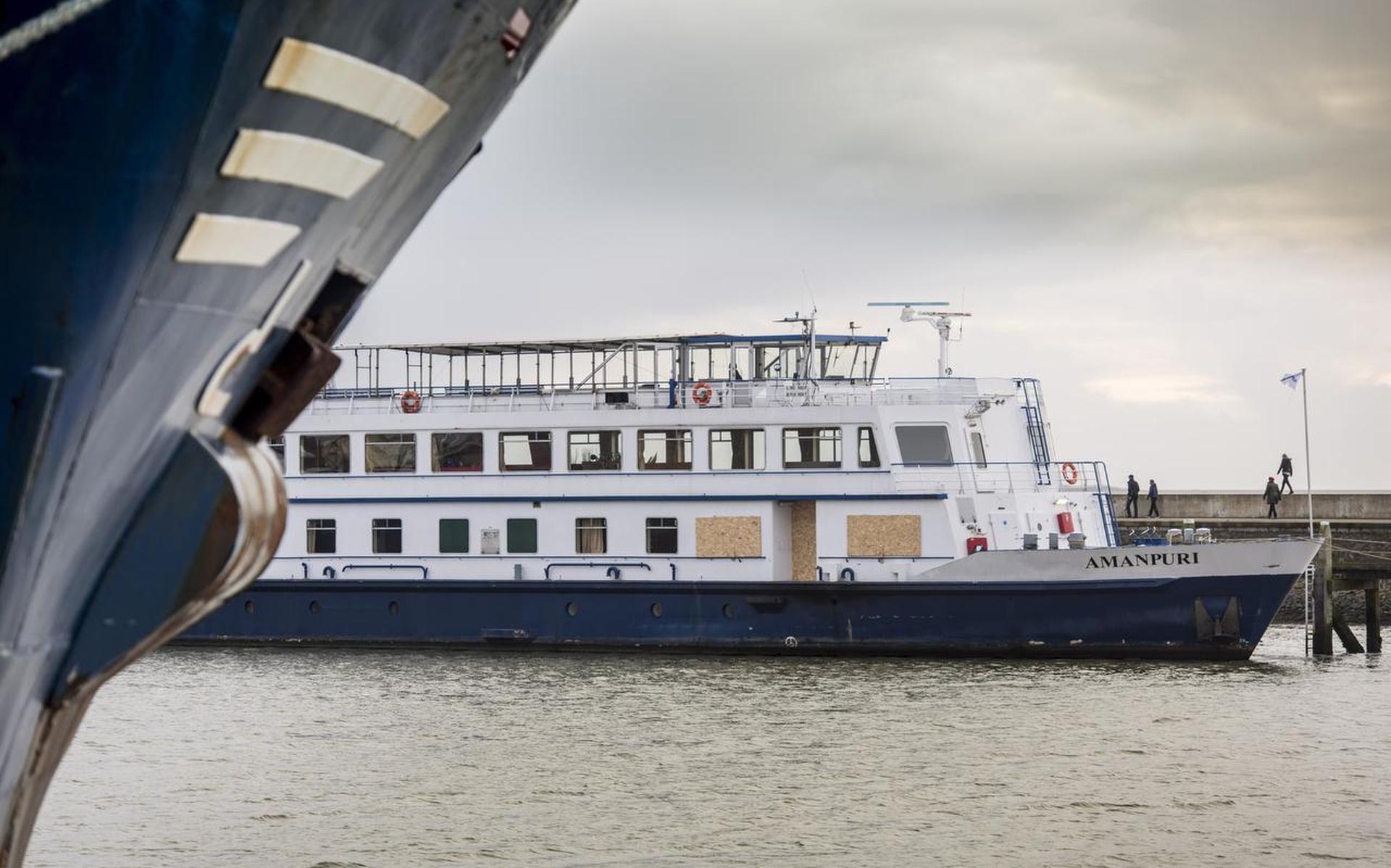 Het hotelschip ligt nu nog in de haven van Harlingen. FOTO: HET HOGE NOORDEN