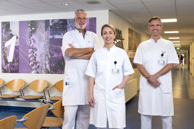 Urologen Ben Knipscheer, Esmée Krouwel en Luc Roelofs. Uroloog Hylco Wiarda van Martini Ziekenhuis ontbreekt op de foto. Ook hij voert deze operatie in Emmen uit.