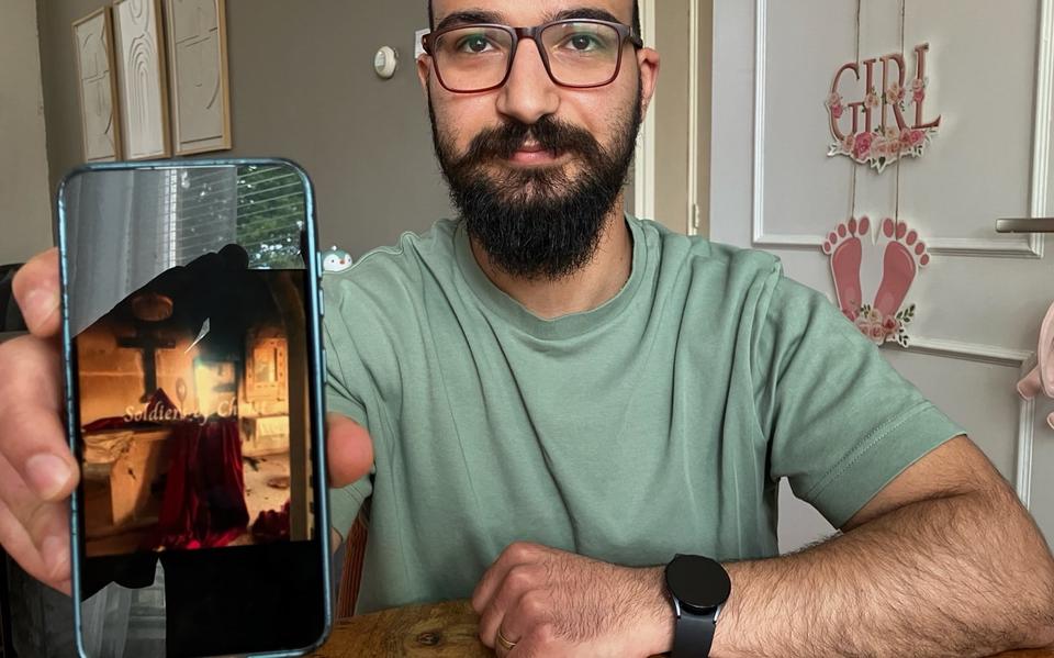 Shafik Hoshan laat beelden zien van zijn in puin geschoten geboortedorp.
