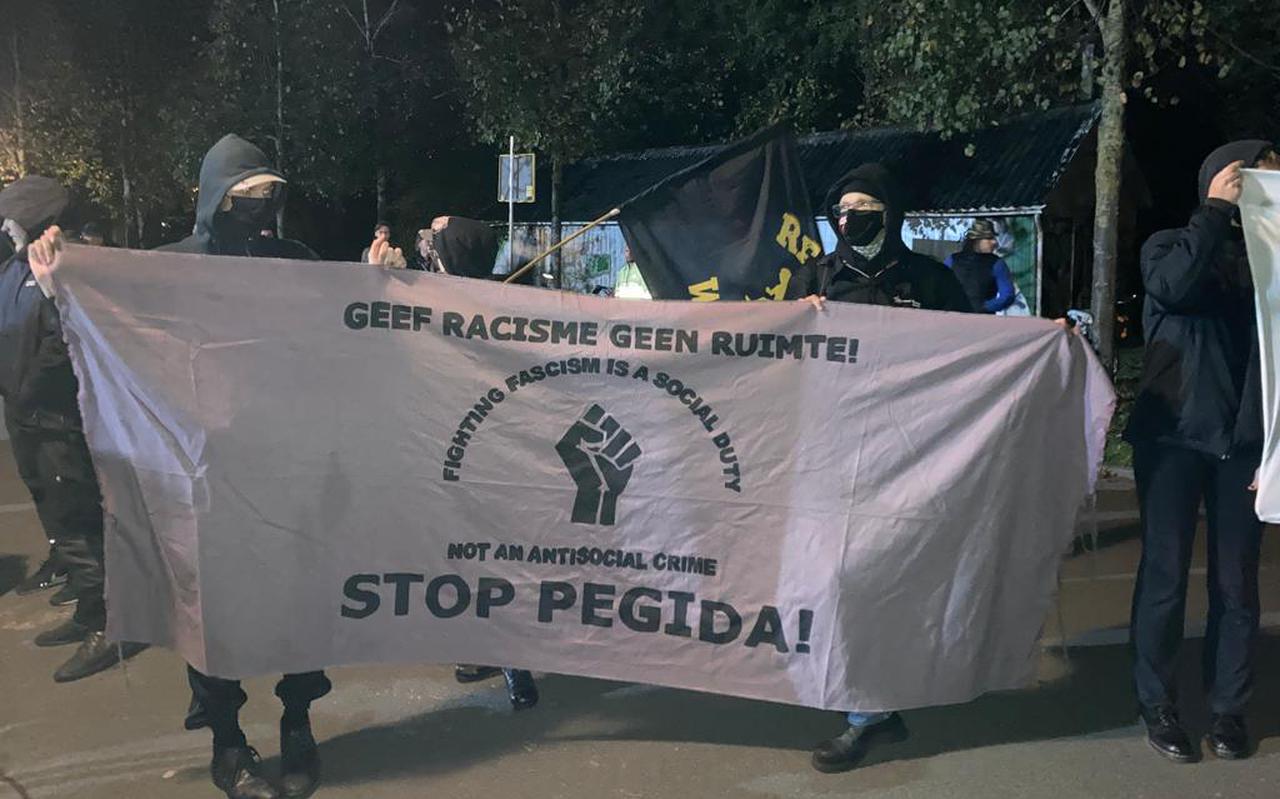 Een groep mensen protesteert woensdagavond in Groningen tegen de anti-islambeweging Pegida.