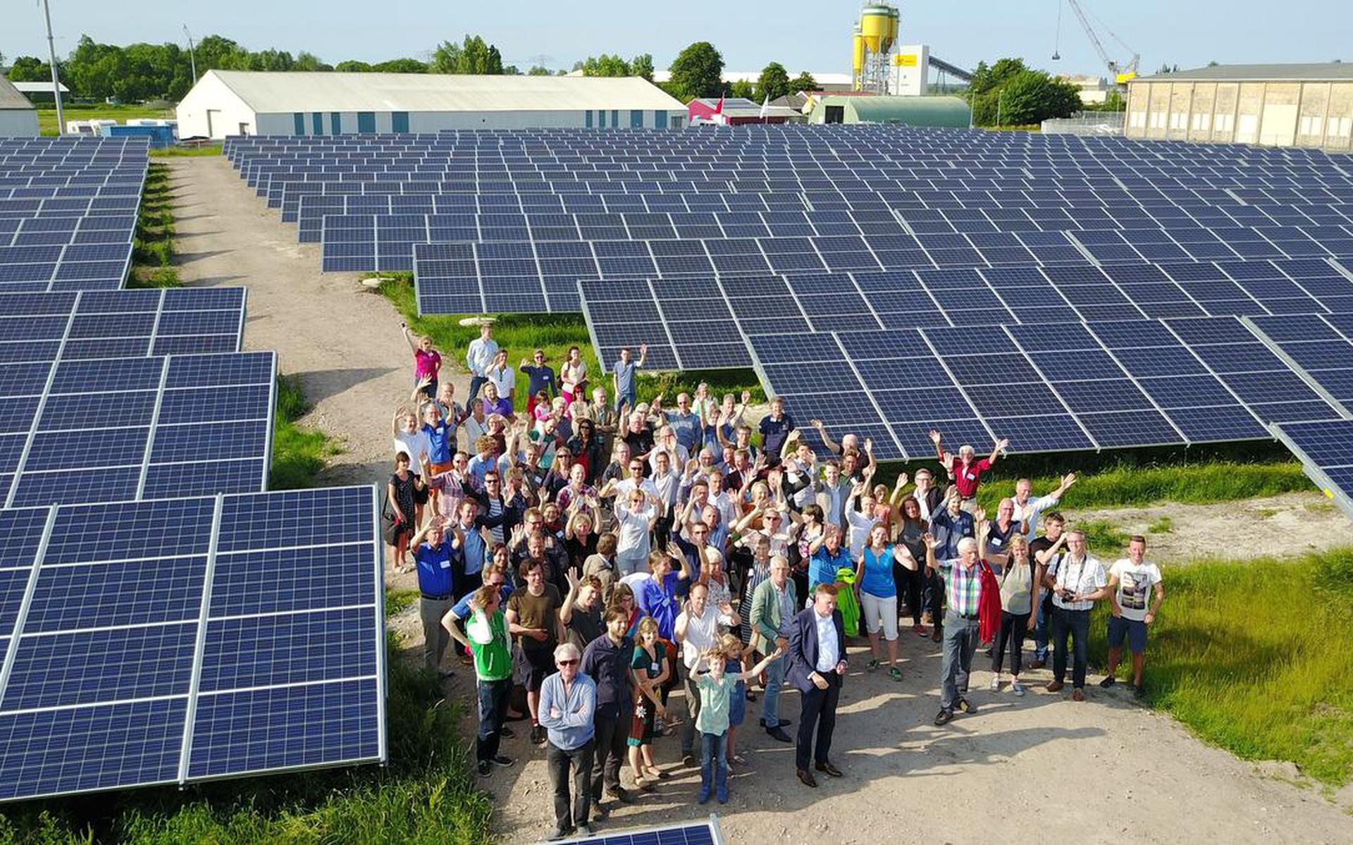 Leden van Grunneger Power bij hun zonnepanelen op zonnepark Vierverlaten in Groningen. Grunneger Power/Henk Tammens?
