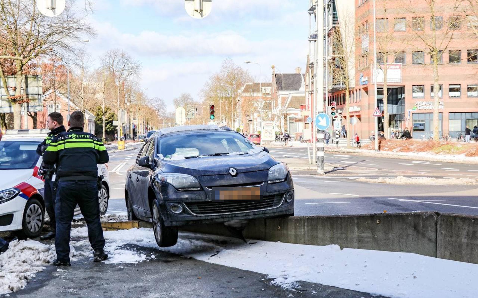 Auto Rijdt Op Betonnen Wegafscheiding Op De Hereweg In Groningen: Weg ...