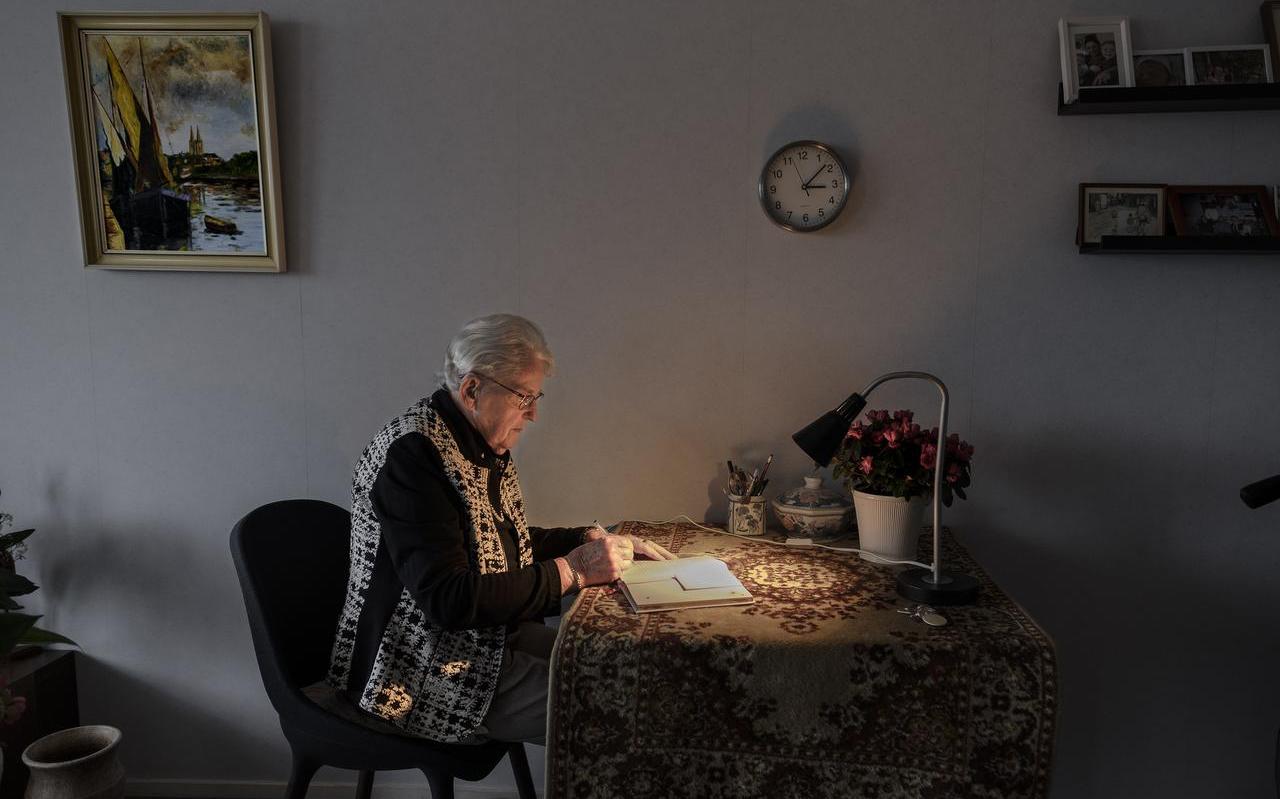 De 91-jarige Henny Pilon-Wierenga vindt alle sloop triest maar maakt zich zelf geen zorgen over de nieuwbouw. Foto: Jan Zeeman