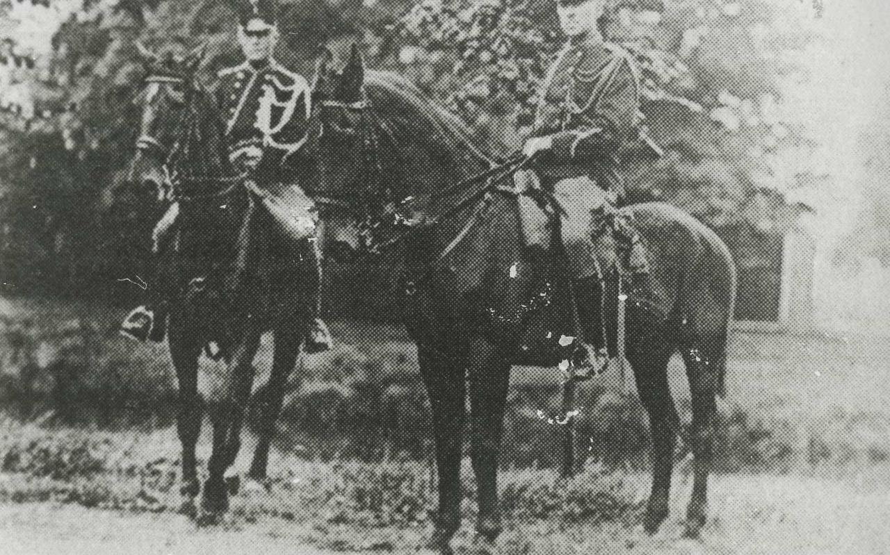 Marechaussees te paard in Stadskanaal. Eén van de eerste plaatsen waar de marechaussees hun intreden deden in het onrustige Noorden. Marechaussees te paard in Stadskanaal. Eén van de eerste plaatsen waar de marechaussees hun intreden deden in het onrustige Noorden.