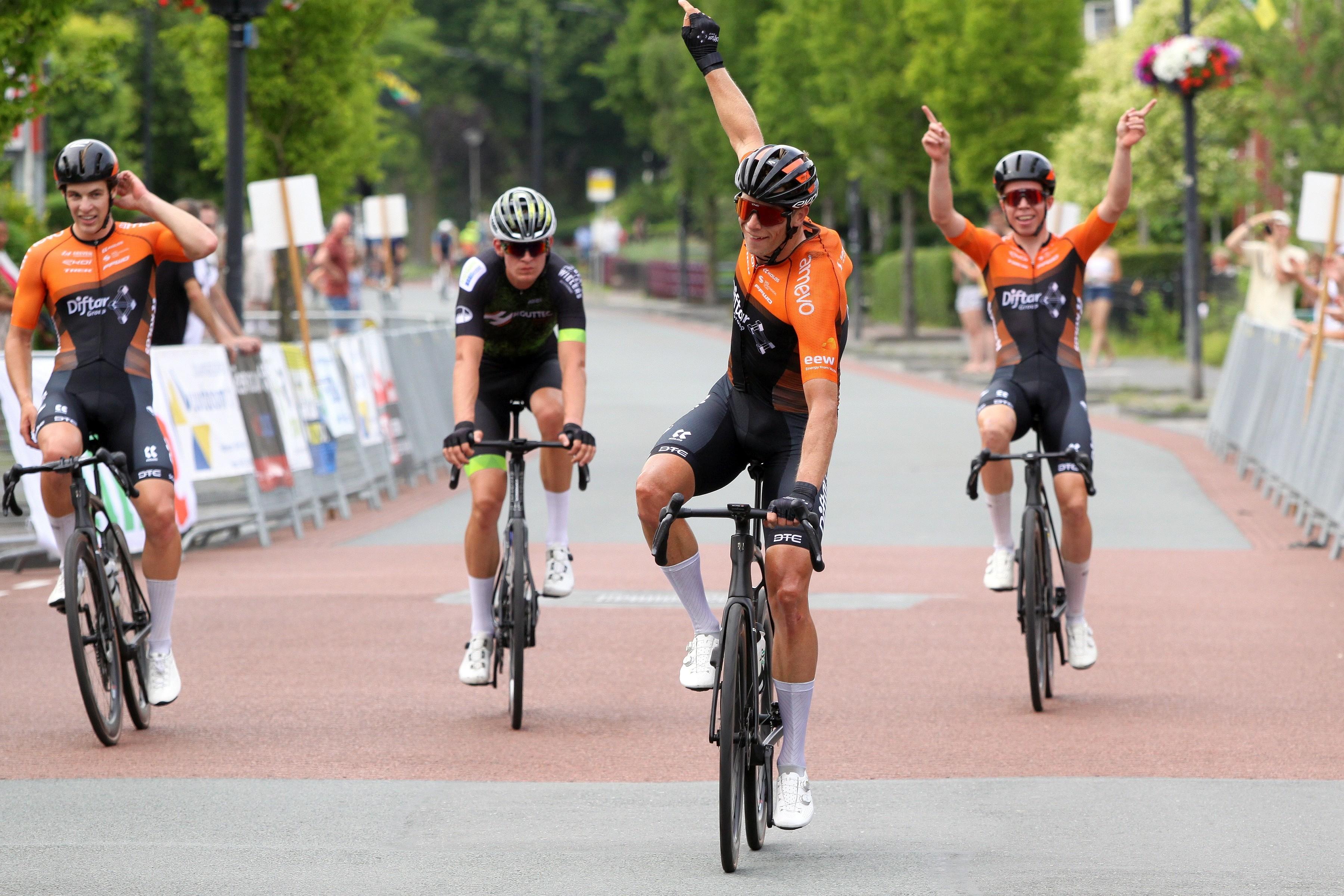 Marteltraining en panty met ijsklontjes laten Rick Ottema vliegen in Bedum, solo van 66 kilometer. ‘