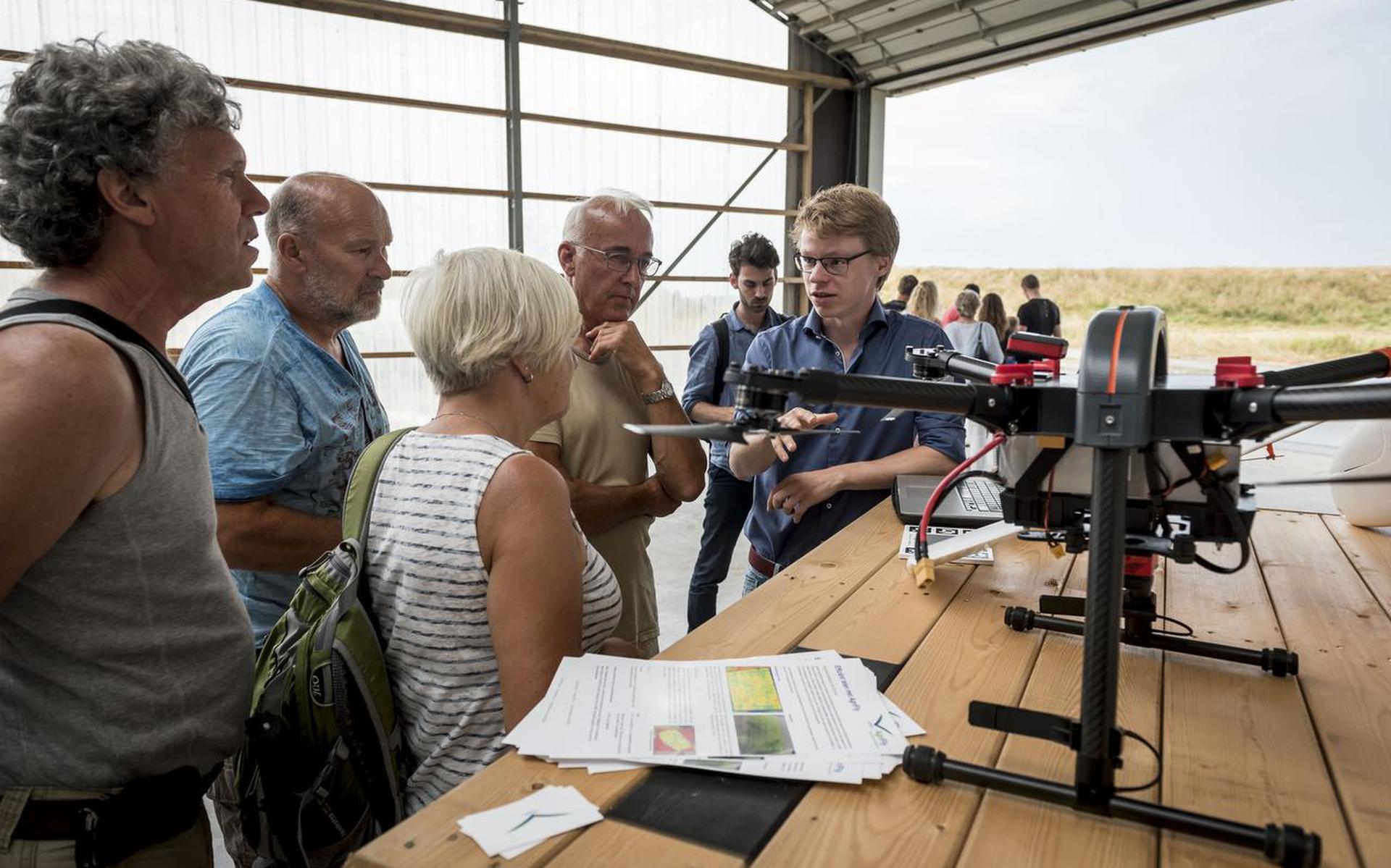 Wilco Stollenga van Agrifly geeft uitleg over het gebruik van drones in de landbouw op de boerderij van Geert Jan Duisterwinkel in Vierhuizen. Foto Geert Job Sevink