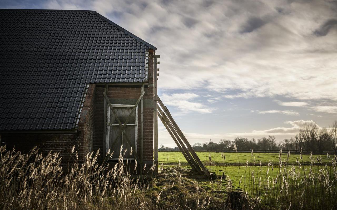 Een zwaar beschadigde boerderij in het Groningse Winsum. Een zwaar beschadigde boerderij in het Groningse Winsum.