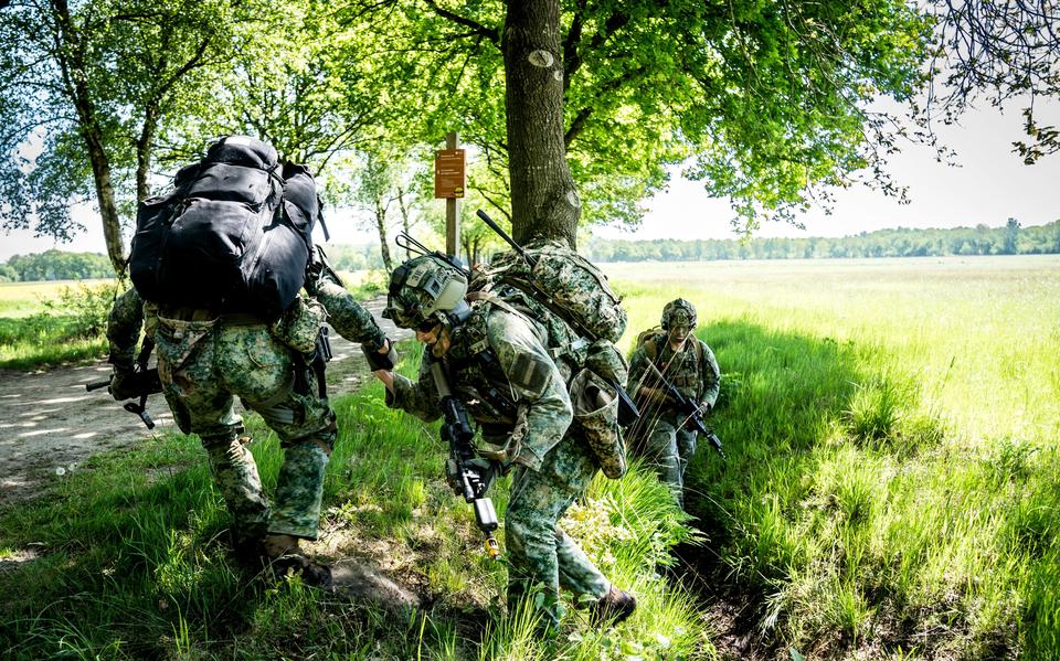 Militairen van de luchtmobiele brigade op weg om de aanval in te zetten op het militaire complex in Oudemolen.