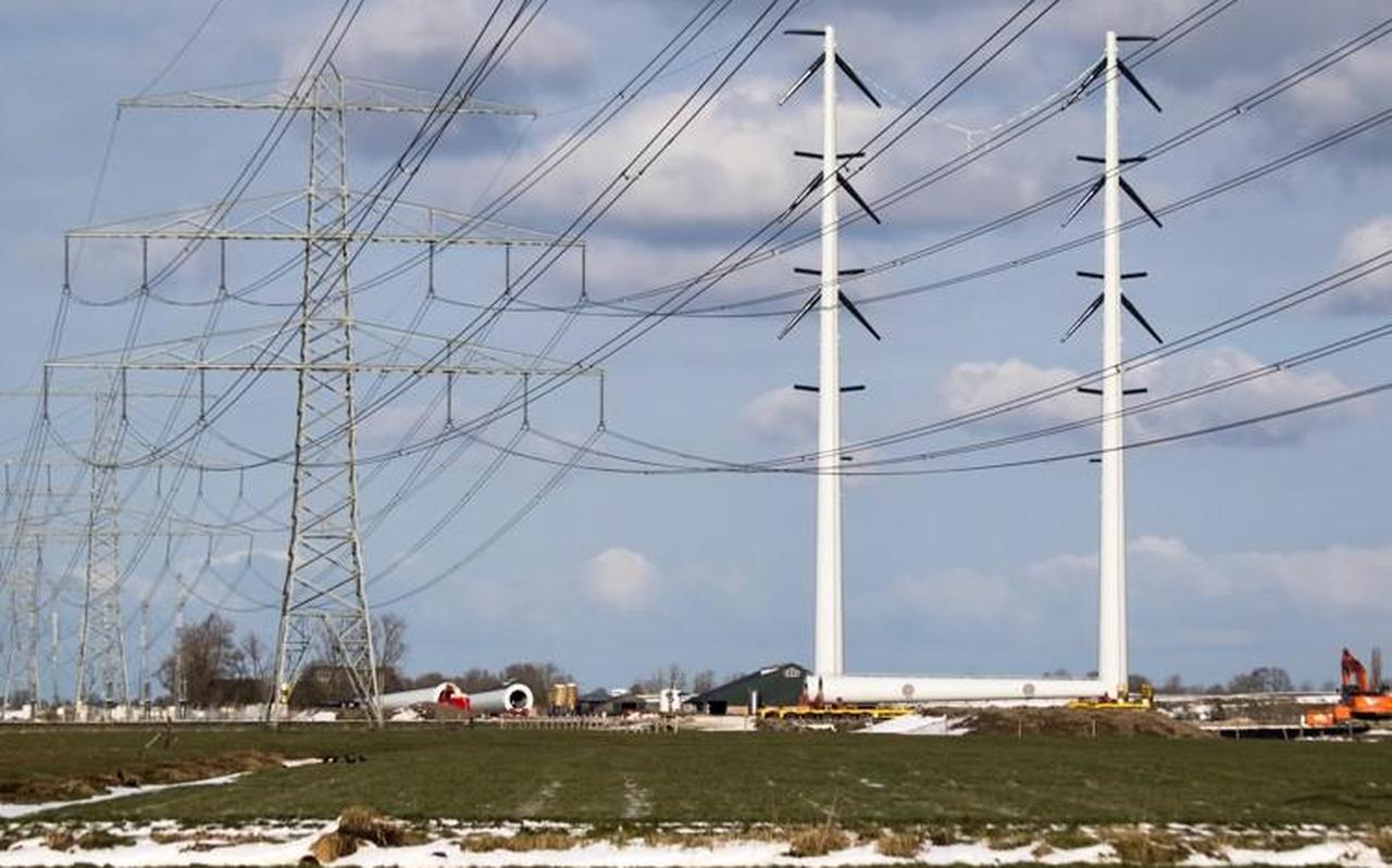 De nieuwe 380 kV hoogspanningslijn tussen Vierverlaten en de Eemshaven, in de winter in aanbouw bij Aduard. De nieuwe 380 kV hoogspanningslijn tussen Vierverlaten en de Eemshaven, in de winter in aanbouw bij Aduard.