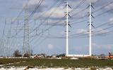 De nieuwe 380 kV hoogspanningslijn tussen Vierverlaten en de Eemshaven, in de winter in aanbouw bij Aduard.
