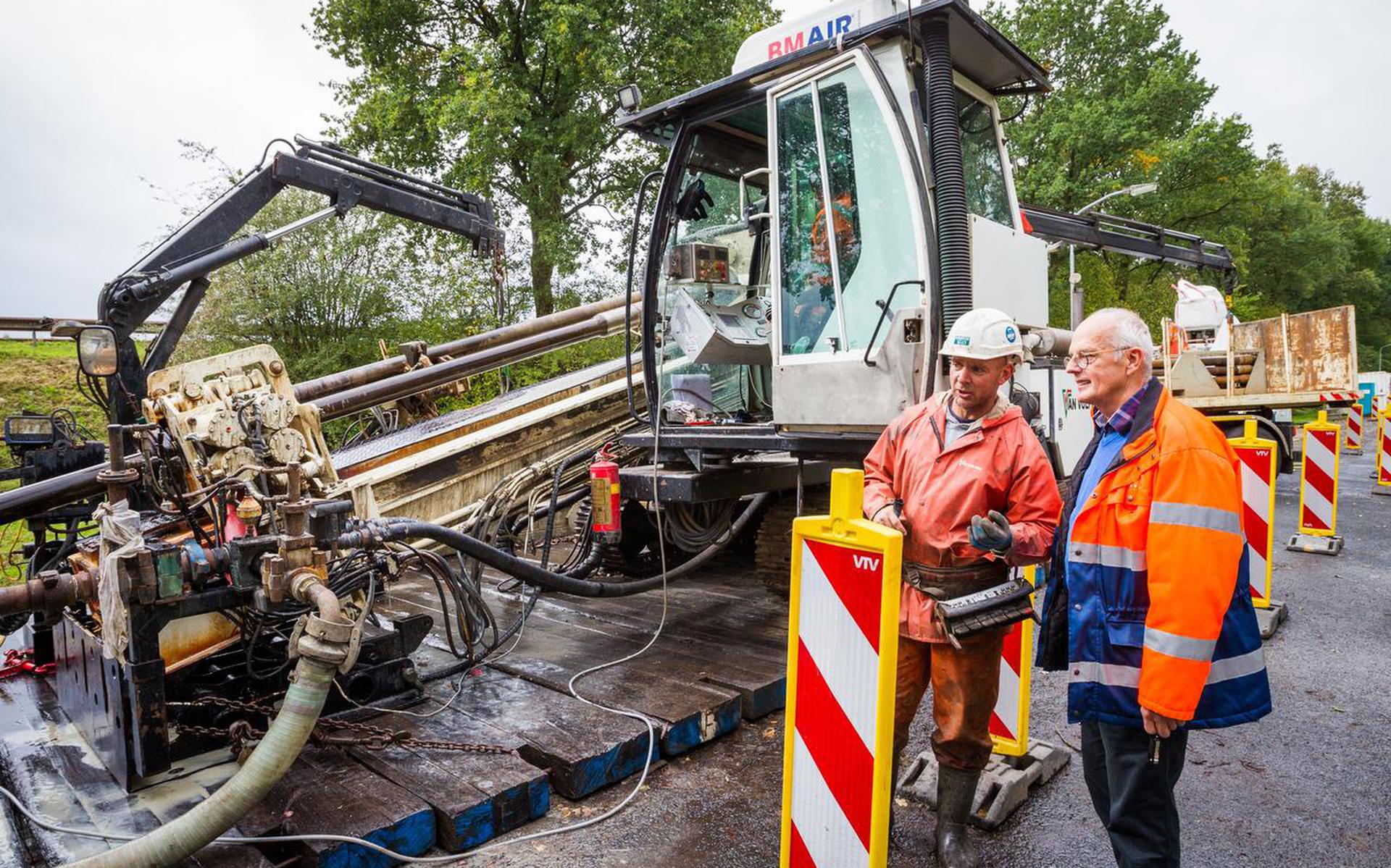 Bij de Graaf Adolfbrug in Heiligerlee wordt geboord voor de aanleg van de nieuwe persleiding. Foto: Huisman Media
